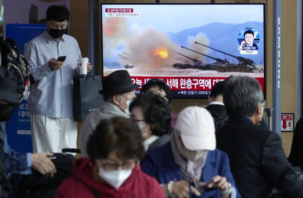 TV ekran prikazuje sliku vojne vježbe Sjeverne Koreje tokom informativnog programa na željezničkoj stanici u Seulu - Avaz