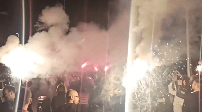 Pobjedničke stranke slave na ulicama Podgorice uz vatromet