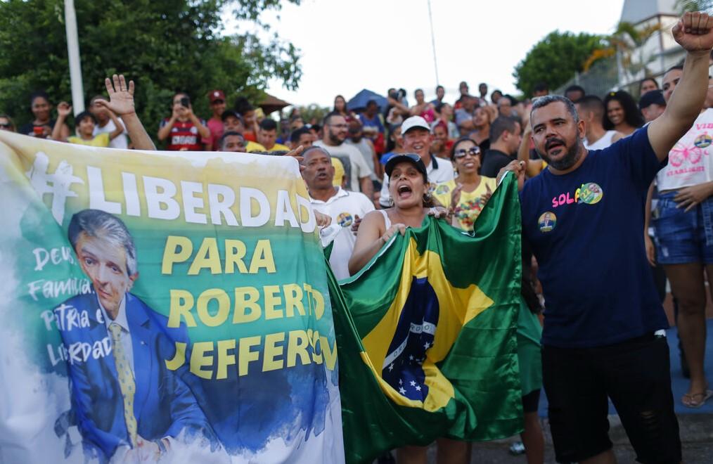 Pristalice bivšeg poslanika Roberta Džefersona protestiraju protiv njegovog hapšenja pored njegove kuće u Levi Gasparianu, država Rio de Žaneiro, Brazil, u nedjelju - Avaz