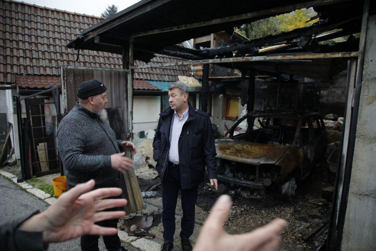 Načelnik Hadžibajrić posjetio porodice na Širokači čiji su objekti stradali u požaru i obećao pomoć