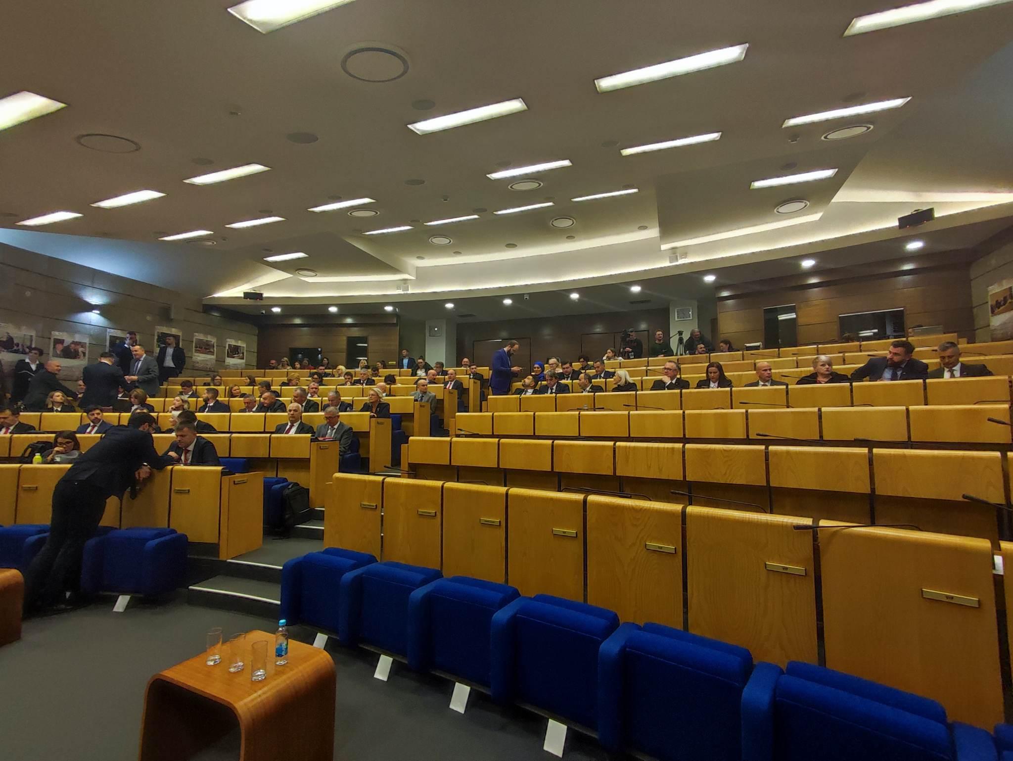 Nastavljena sjednica Predstavničkog doma Parlamenta FBiH: Zastupnika SDA nema u sali, njihov partner DF prisutan