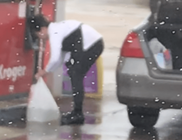 Snimak sa benzinske pumpe šokirao svijet: Šta radi ova žena?