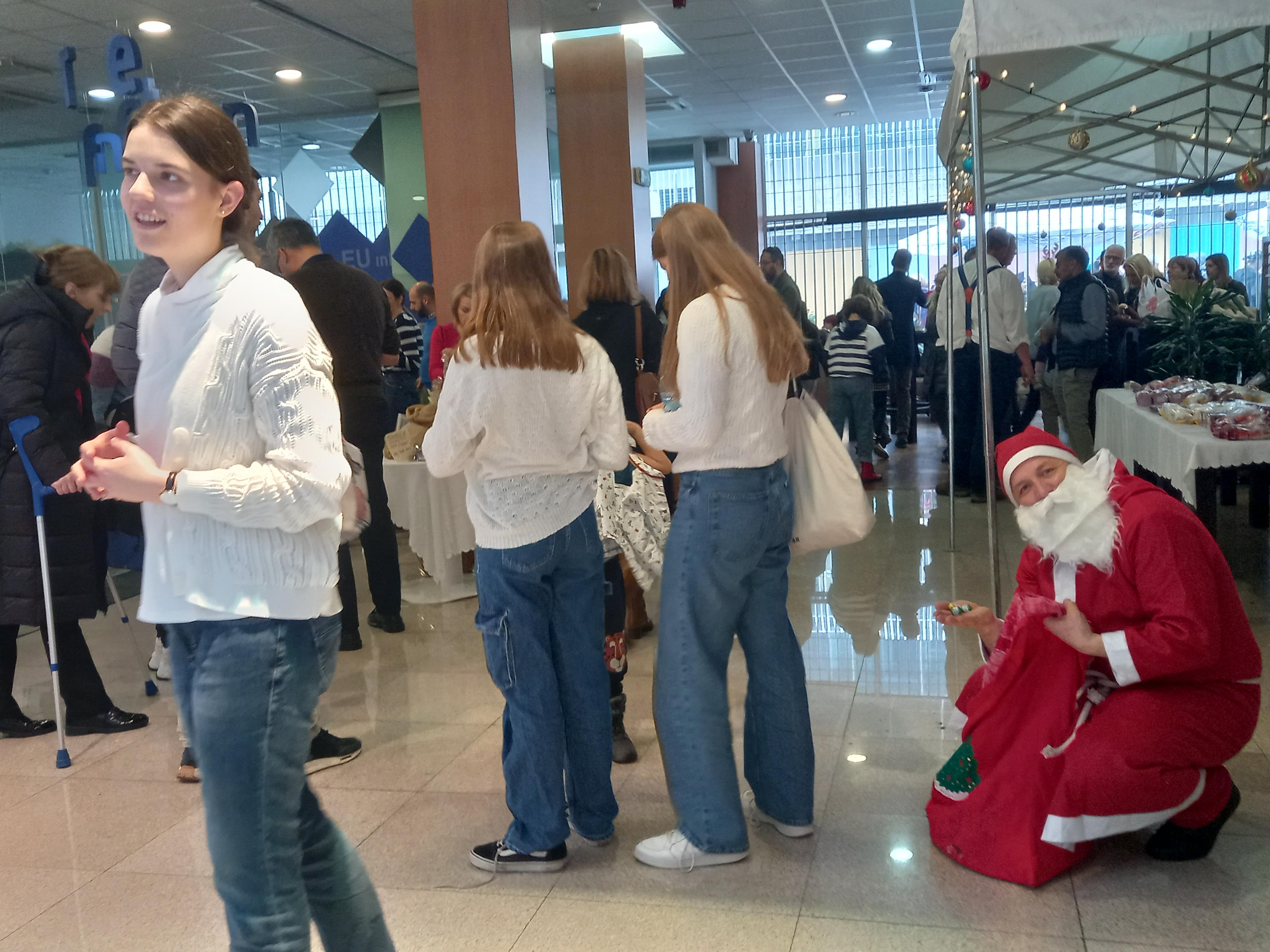 Odlična zabava na Božićnom bazaru u Ambasadi Njemačke: Prihod ide u humanitarne svrhe