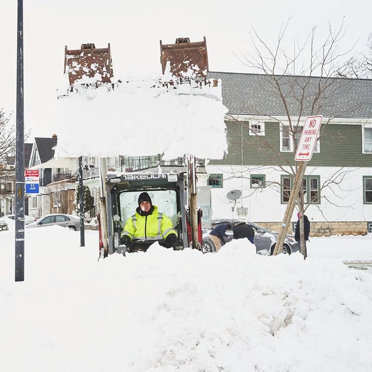 Brojni građani ostali zarobljeni u snijegu - Avaz