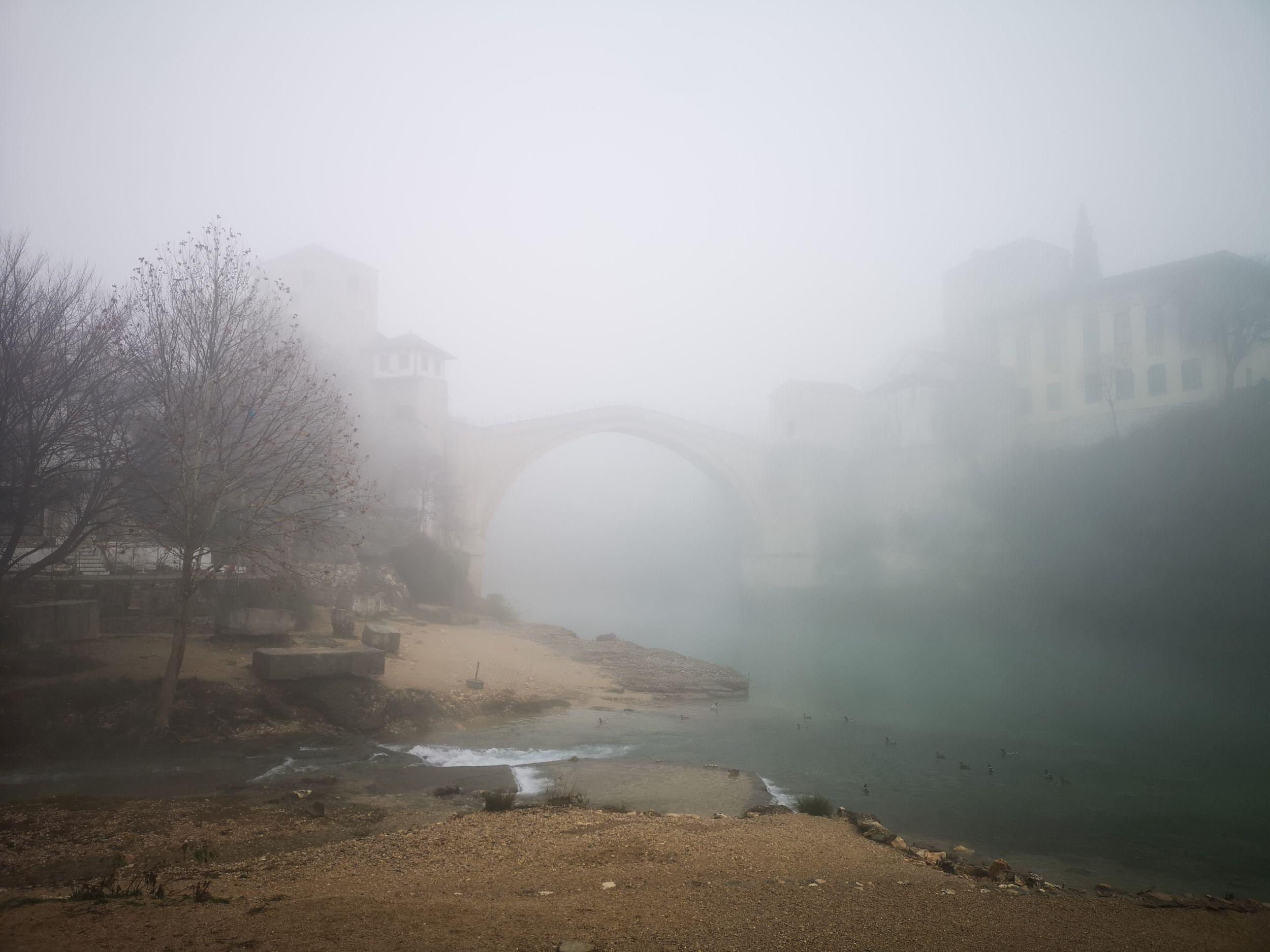 Gusta magla nije zaobišla ni Mostar: Stari most se s Lučkog mosta ne vidi