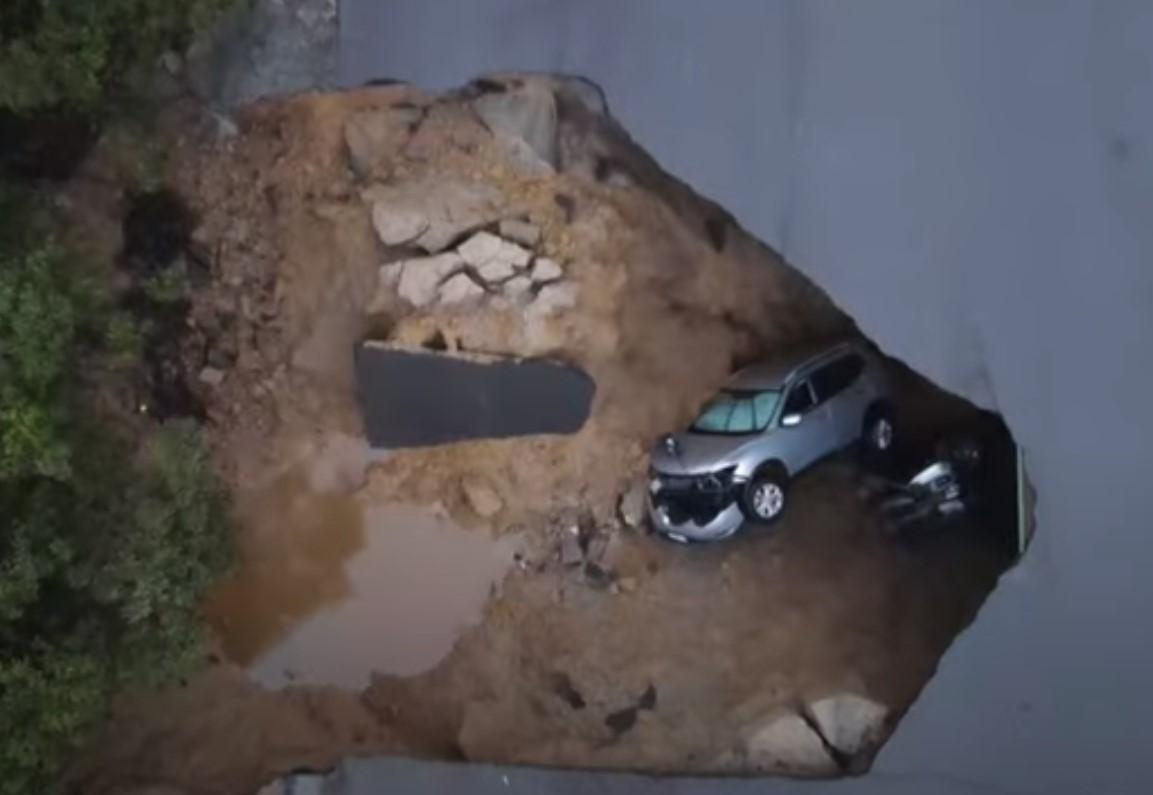 Video / Automobili u Los Anđelesu propali kroz ogromnu rupu na cesti