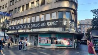 U centru Beograda osvanuo grafit koji negira genocid u Srebrenici