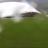 Video / Snažan vjetar uništio balon na fudbalskom terenu na Ilidži 