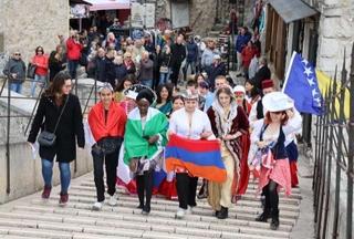 U Mostaru predstavljene nošnje i kulture iz 30 različitih zemalja 