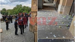 Video / Haos u Minhenu: Eko aktivisti gađali zgradu Parlamenta teniskim lopticama natopljenim bojom