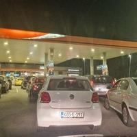 Velike gužve: Sarajlije pohrlile na pumpe kako bi iskoristile pojeftinjenje goriva