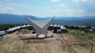 Video iz zraka / Uz zvukove himne BiH svečano otvoren spomenik "Krila slobode" na brdu Žuč