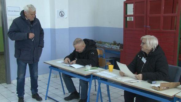 Tokom današneg glasanja u Bihaću  - Avaz