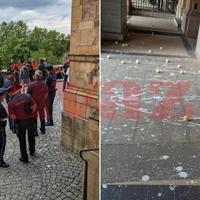 Video / Haos u Minhenu: Eko aktivisti gađali zgradu Parlamenta teniskim lopticama natopljenim bojom