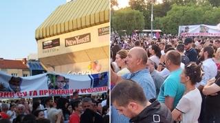 Četnički simboli i slike ratnog zločinca Ratka Mladića na koncertu u Banjoj Luci