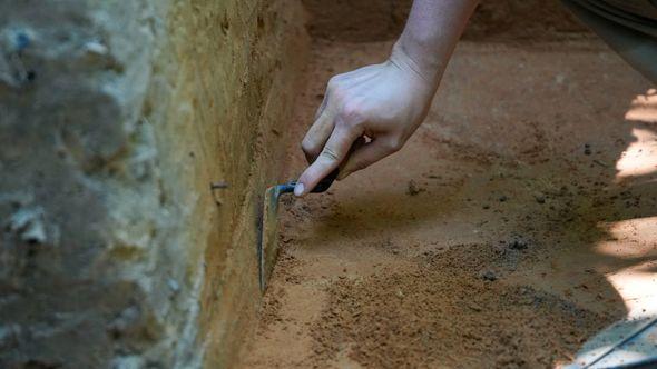 A worker digs in an archeological site in Kisatchie National Forest - Avaz