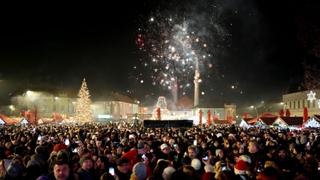 Tuzlaci uz spektakularan vatromet na Trgu slobode ušli u Novu godinu