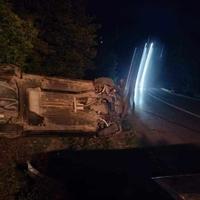 Teška nesreća kod Goražda: Vozio prebrzo, pa završio na krovu