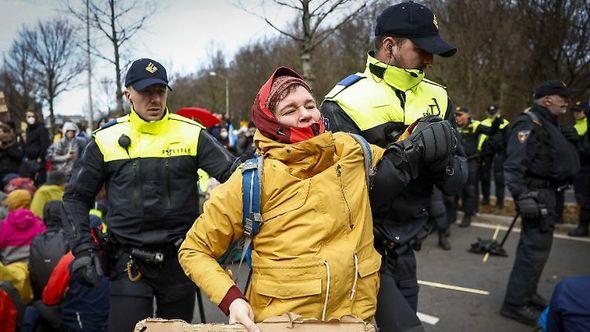 Policija: Hapsi demonstrante - Avaz