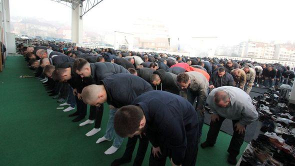 Veliki broj vjernika u džamiji "Kralj Abdullah" - Avaz