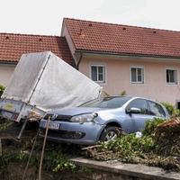 Video / Bujica u Austriji nosila automobile, uništena i biračka mjesta