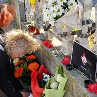 Ispred ambasade Rusije u Sarajevu građani položili cvijeće i odali počast žrtvama napada u Moskvi