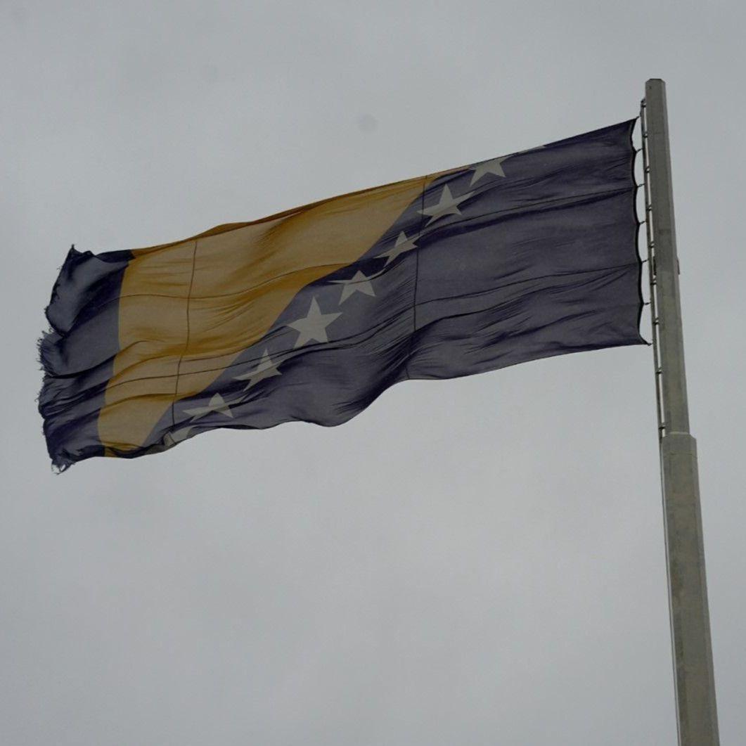 Dan nezavisnosti: Velika zastava Bosne i Hercegovine vijori se iznad Mostara
