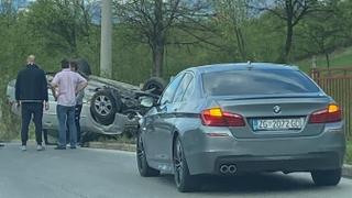 Saobraćajna nesreća kod Vjetrenice: Automobil završio na krovu