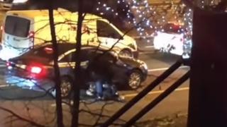 Video / Muškarac tukao mladića dok je ležao sklupčan na ulici