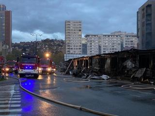 Foto + video / Ugašen požar na Otoci, napravljena je velika šteta: Izgorjeli boksovi, oštećena i obližnja zgrada