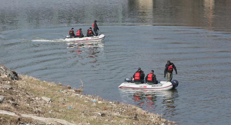 Zenica: Specijalni timovi MUP-a ZDK s čamcem traže tijelo Amara Kozlića