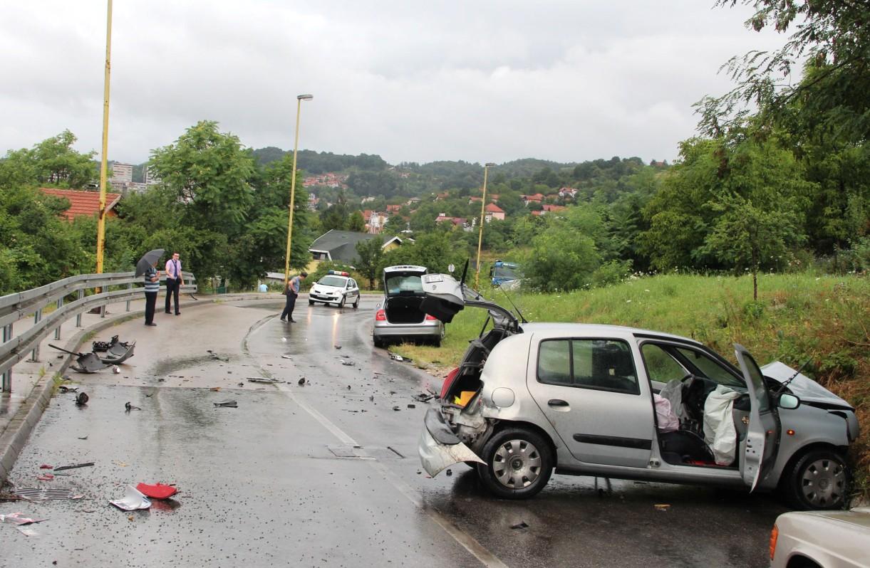 Teška saobraćajna nesreća u Tuzli, pričinjena velika materijalna šteta