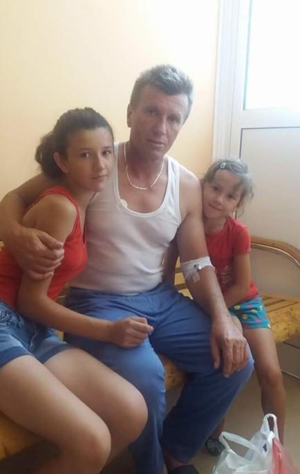 Irfan Duraković s kćerkama u bolnici - Avaz