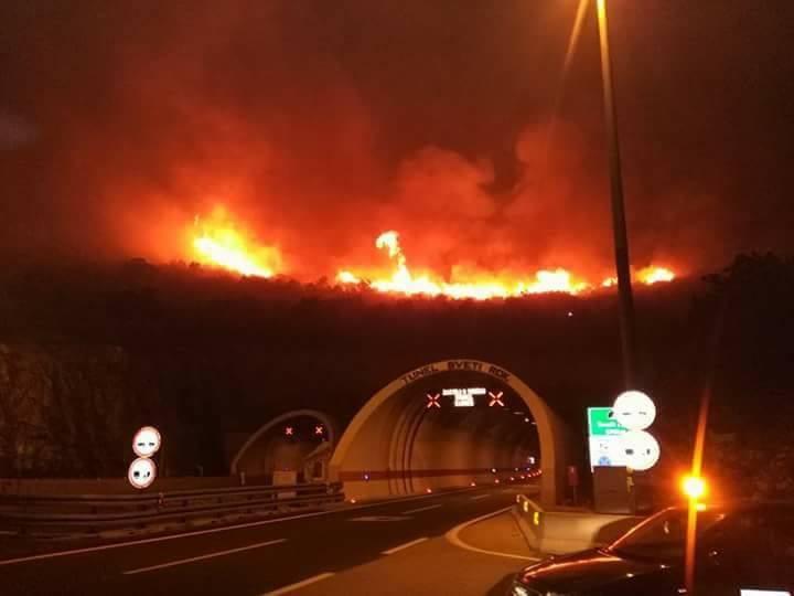 Zastrašujući prizor uz tunel Sveti Rok: Požar se približio autocesti