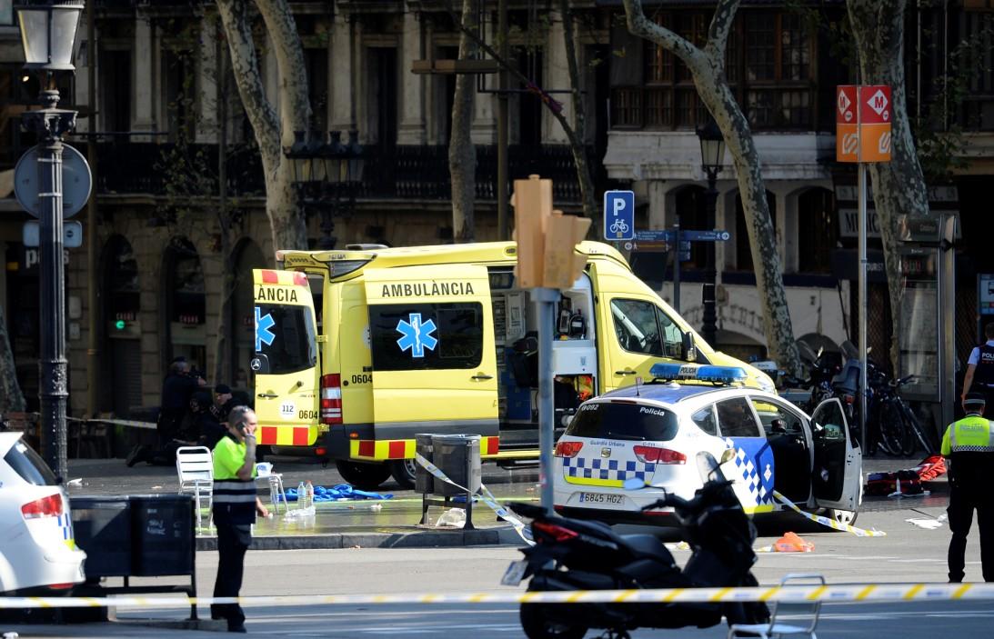 Terorizam u Barceloni: Kombijem se zabio u ljude, 13 osoba poginulo, talačka kriza u toku, odjekuju pucnji