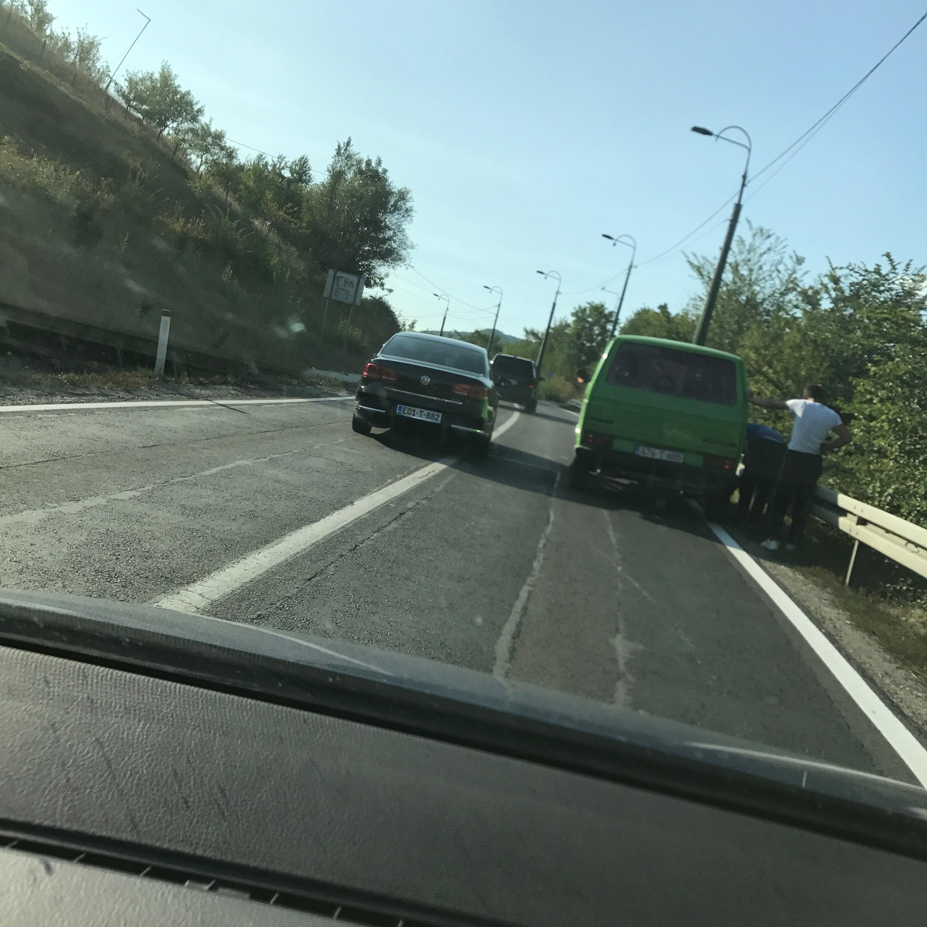Sarajevo-Vogošća: Zeleni kombi stao nasred ceste, drugi vozači ga zaobilaze na punoj liniji