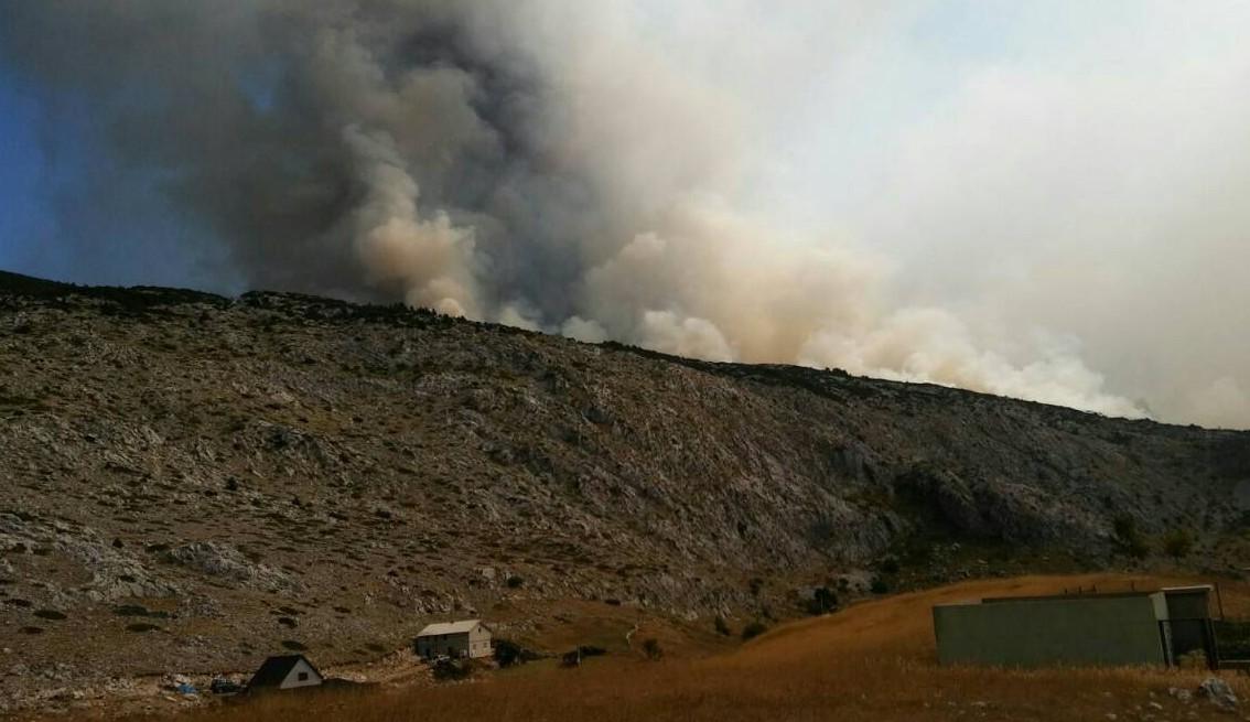 Požari na Rujištu i Čvrsnici i dalje aktivni, potreban helikopter OSBiH