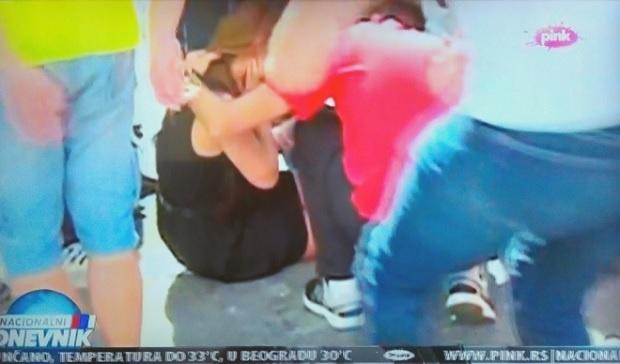 Skandal: Pristalice Dveri brutalno pretukle novinarke tv Pink