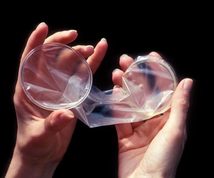 Ženski kondom postoji, evo zašto bi svaka žena trebala da ga koristi