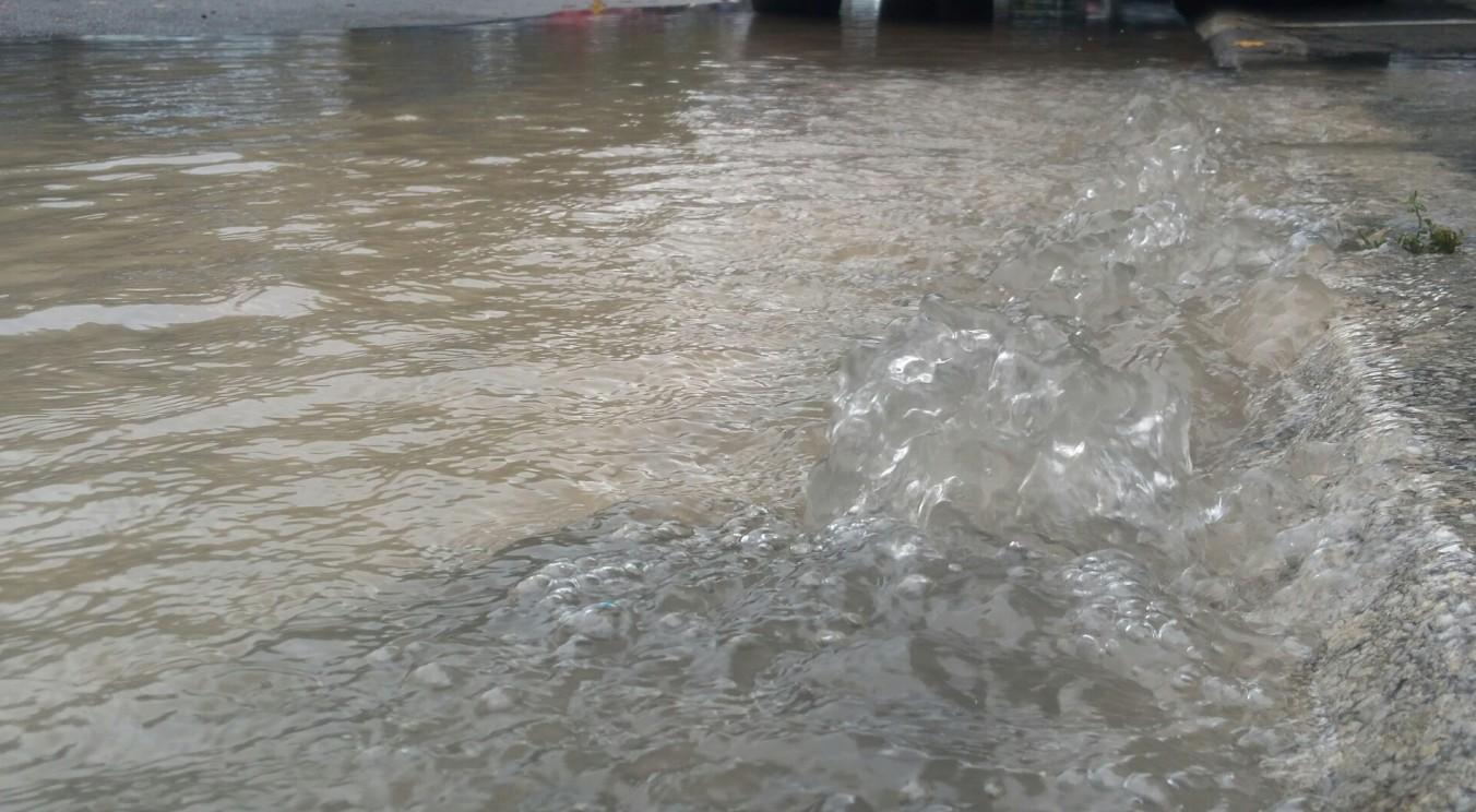 Voda izvire iz trotoara kod zgrade institucija BiH