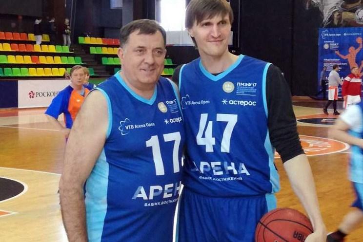 Predsjednik RS veliki ljubitelj košarke: Dodik u društvu legendarnog ruskog košarkaša Andreja Kirilenka - Avaz
