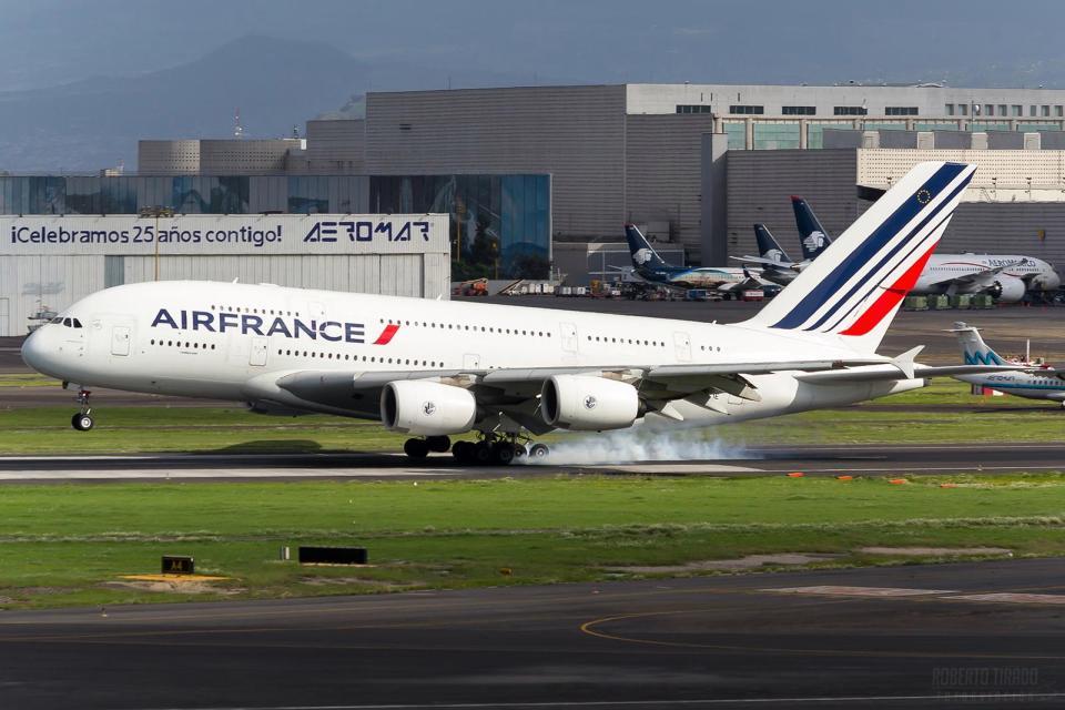 Avion kompanije "Air France" prinudno sletio zbog kvara na motoru