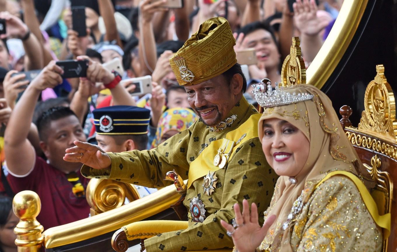 Slavi 50 godina na vlasti: Sultana od Bruneja podanici vukli u zlatnim kočijama