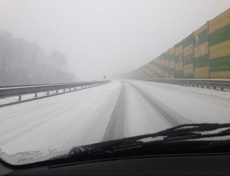 Upozorenje vozačima zbog snijega koji je uzrokovao haos na cestama: Kolone, poledica, preticajne trake nisu u funkciji...