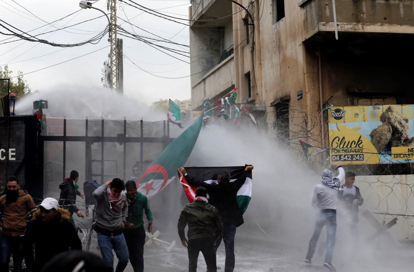 Haos ispred Ambasade SAD u Libanu: Demonstranti srušili ogradu, policija reagirala suzavcem