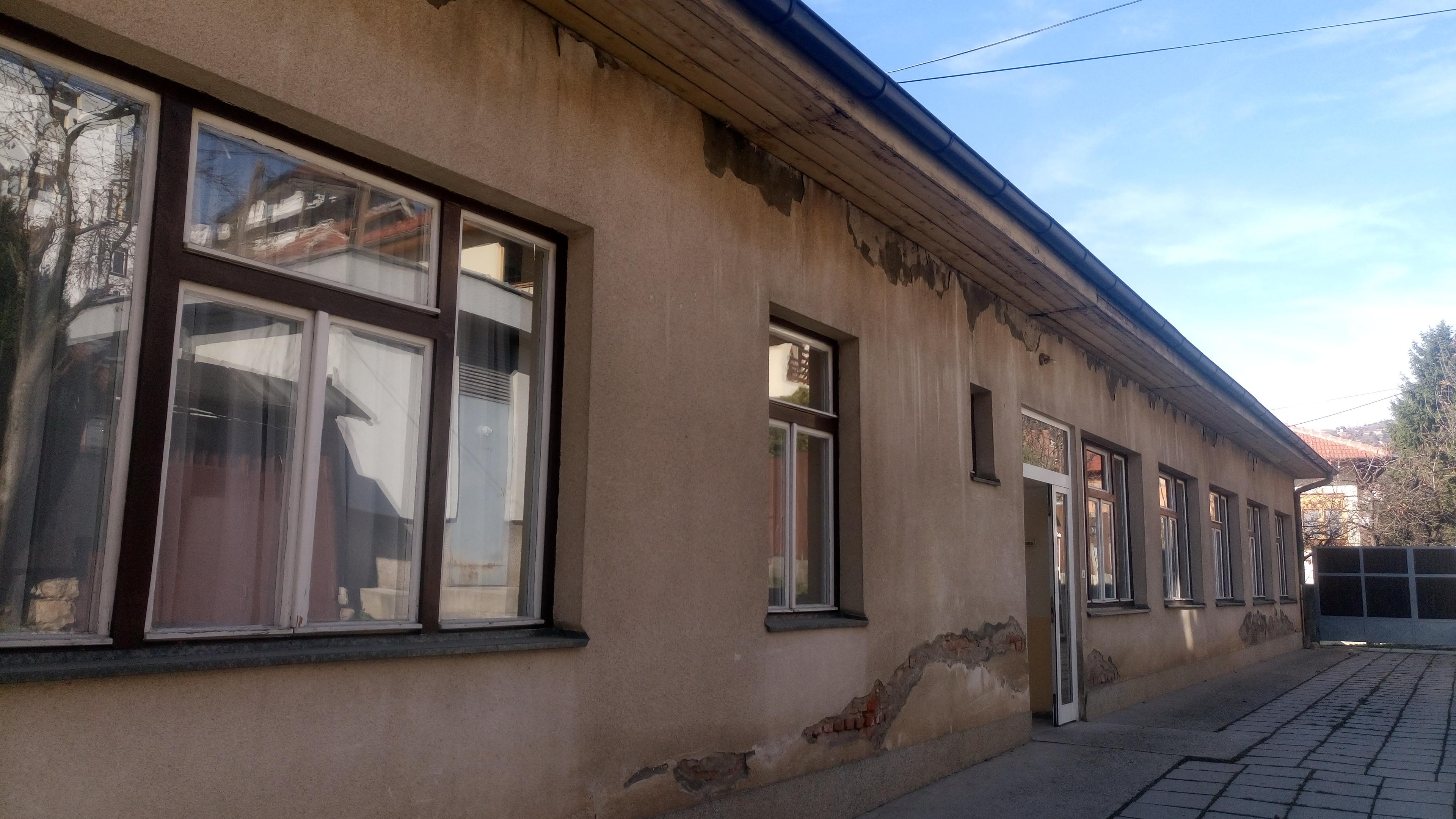 Dotrajao objekt na Vratniku: Oštećeni zidovi u ambulanti - Avaz