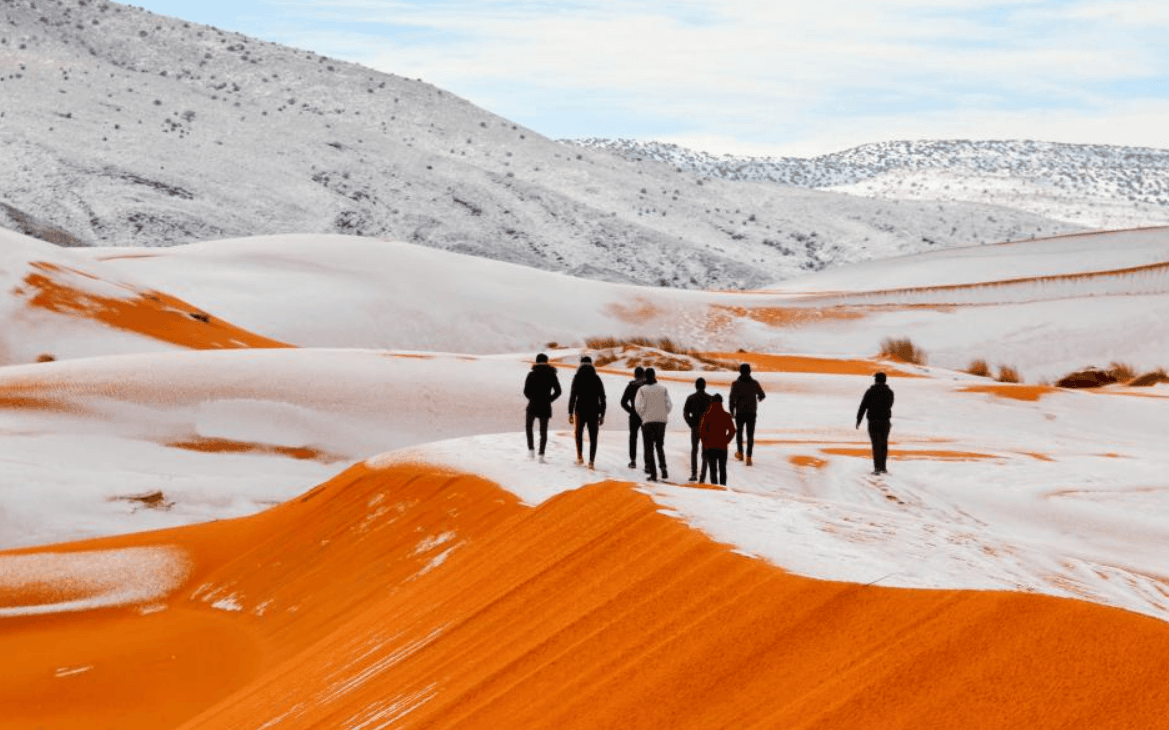 Nove fotografije Sahare fascinirale cijeli svijet: Pustinjske dine pod snježnim pokrivačem