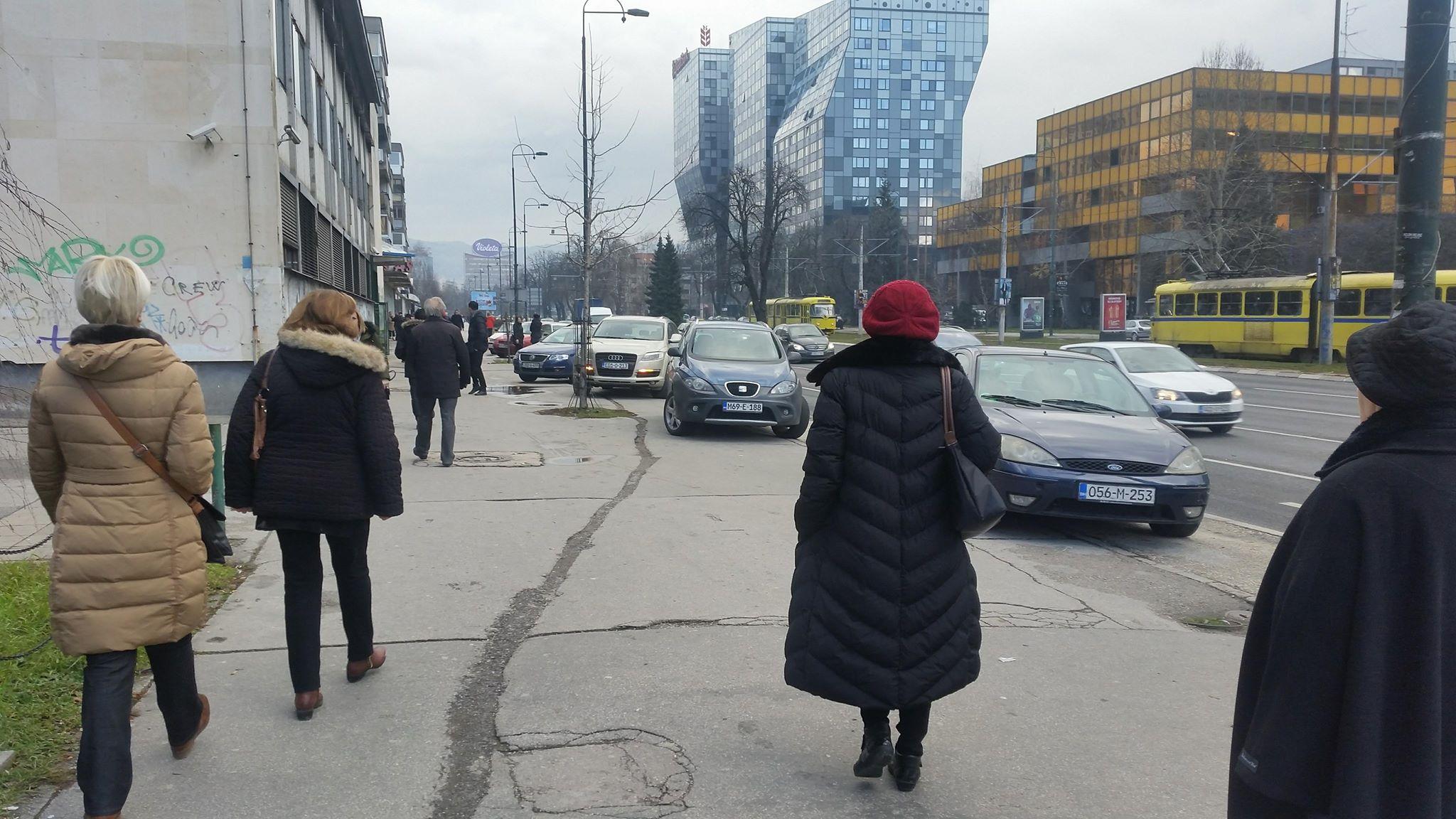 Parkiranje automobila na pješačkoj stazi ispred ZZO - Avaz