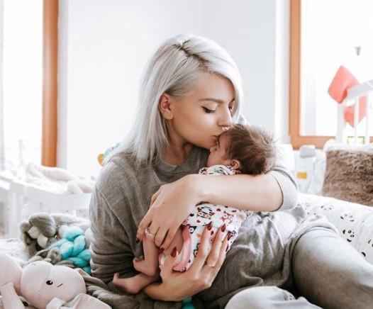 Ella u panici: Prvi put ostaje sama sa bebom