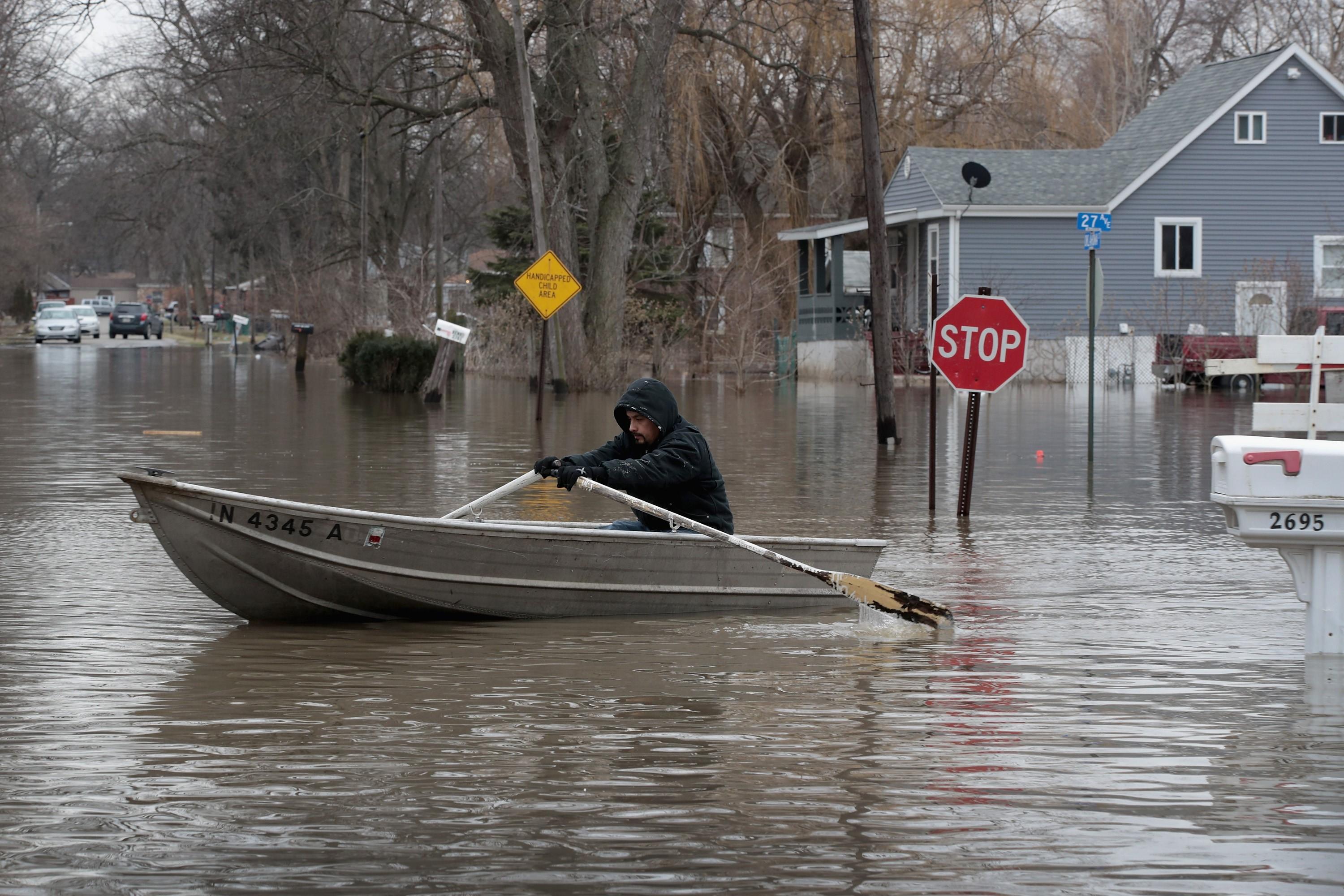 Poplave u SAD: Najmanje tri žrtve, ljudi napuštaju domove
